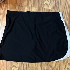 Wilson black and white medium tennis skirt